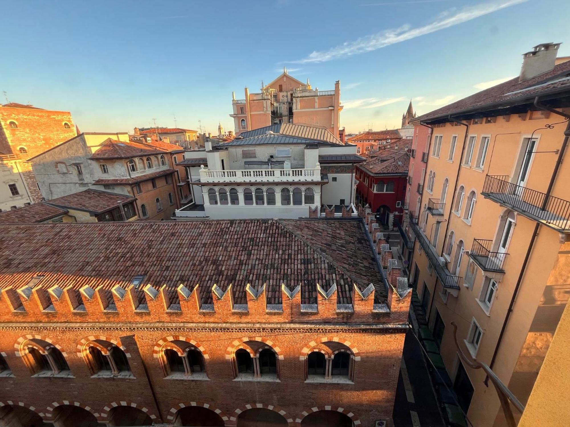 Piazza Erbe Apartment *
